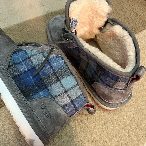 UGG Suede nubuck mid shoe size 10 gently used/worn grey/blue checkered pattern
